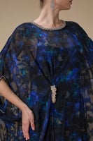 جلابية زرقاء واسعة بتفاصيل لامعة