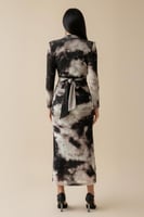 فستان بطبعة تجريدية مزموم من الجوانب