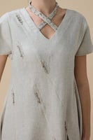 جلابية طويلة بيج بياقة v متقاطعة