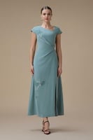 فستان ميدي ازرق مطرز بقصة ملفوفة وفتحة أمامية