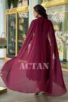 فستان مخملي ميدي بأكمام كيب مزين بالترتر لون عنابي