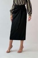 تنورة ساتان ميدي بزم من الجنب لون اسود