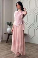 فستان بكسرات ورباط علي الخصر لون وردي