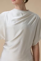 فستان سكري ميدي بقصة انسيابية وأكمام واسعة