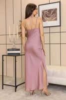 فستان ساتان بدرابيه من الجانب لون وردي