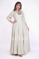 فستان طويل مزين باللؤلؤ والكريستال لون بيج