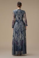 فستان ازرق طويل بقصة ملتفة مع أكمام شفافة