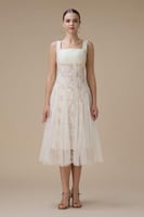 فستان قصير بتطريز وردي وتنورة تول شفافة