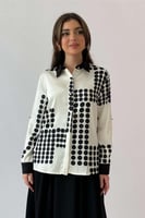 قميص منقط بياقة مطوية