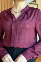 بلوزة بطبعات ورد لون عنابي