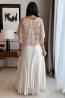 فستان طويل بليسيه بتطريز لون سكري