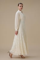 فستان طويل بلون سكري بتفاصيل دانتيل