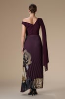 فستان عنابي طويل بكتف واحد