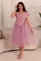 فستان ميدي تول بربطة من الجانب مزين بالكريستال لون...