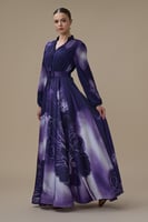 فستان بنفسجي طويل بأكمام طويلة مع حزام محدد للخصر