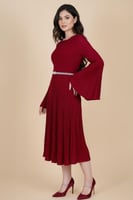 فستان ميدي بليسيه بحزام لؤلؤ لون عنابي