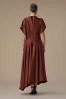 فستان بني ميدي بقصة انسيابية وأكمام واسعة