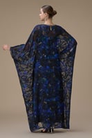 جلابية زرقاء واسعة بتفاصيل لامعة