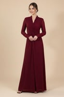 فستان احمر طويل بقصة ملتفة