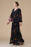 فستان اسود طويل مورد مخمل