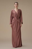 فستان بني طويل بتصميم لف