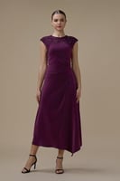 فستان ميدي عنابي بتفاصيل مطرزة