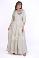 فستان طويل مزين باللؤلؤ والكريستال لون بيج