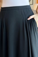 تنورة كلوش بكسرات لون اسود