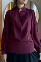 بلوزة بطبعة موردة مميزة بياقة انيقة لون عنابي