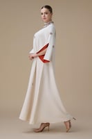 جلابية طويلة بتطريز برتقالي وأكمام واسعة مبطنة