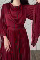 فستان بكسرات غير متساوي الطول لون برغندي