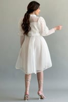 فستان قصير من التول الشبكي مزين بكريستالات لون ابي...