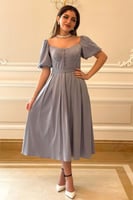 فستان ناعم بتطريز ورد على الكم لون بيبي بلو