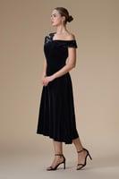 فستان اسود ميدي بكتف مكشوف