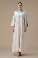 جلابية طويلة بتطريز أزرق وأكمام واسعة مبطنة