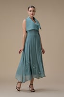 فستان ميدي أزرق بتطريزات زهرية