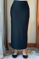 تنورة ميدي بقصة ضيقة لون اسود