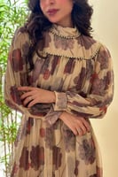 فستان ماكسي أنيق بطبعة أزهار لون بيج