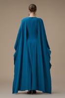 فستان طويل ازرق بأكمام كيب