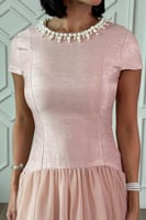 فستان ميدي بياقة مزينة بلؤلؤ لون وردي