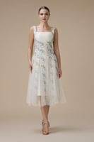 فستان قصير بتطريز رصاصي وتنورة تول شفافة