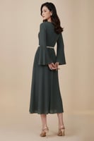 فستان ميدي بليسيه بحزام لؤلؤ لون اخضر