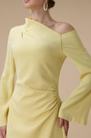 فستان طويل اصفر بتصميم كتف واحد