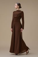 فستان طويل بني بكسرات جانبية