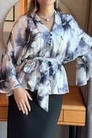 بلوزة موردة باكمام واسعة