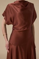 فستان بني ميدي بقصة انسيابية وأكمام واسعة