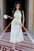 فستان ميدي بطيات عالخصر لون اخضر فاتح