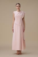 فستان ماكسي وردي بطيات جانبية وقصة غير متماثلة