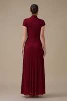 فستان برغندي طويل بقصة ملتفة