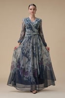 فستان ازرق طويل بقصة ملتفة مع أكمام شفافة